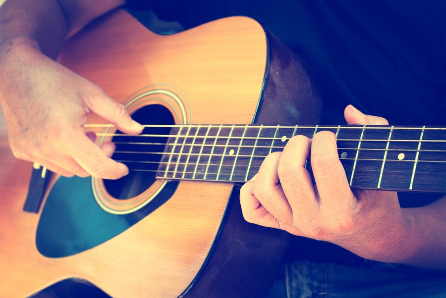 Akusztikus gitáron játszana? Szerezze be a hangszert gitár webshopból!