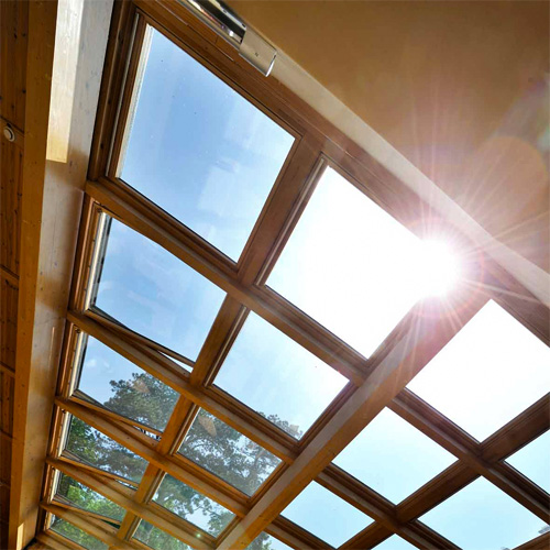 A tetőtéri ablakok fantasztikus fénybe borítják tetőterét