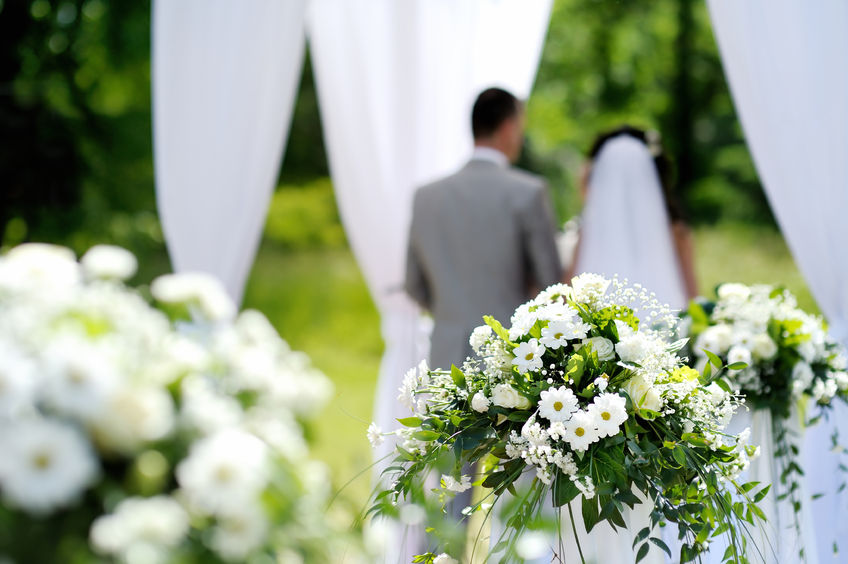 Az esküvői virágdekoráció magával ragadó, természetes hatást kelt!