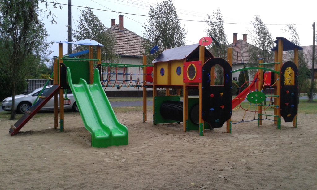 Kültéri játszótér építés a gyermekek szórakozása céljából
